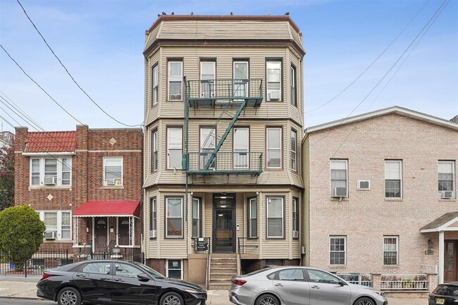 Building Photo - 198 Griffith St Unit 1L