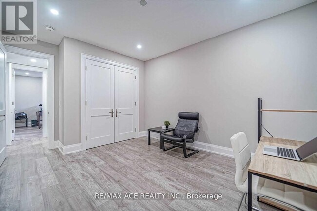 Photo - 19 Ivanhoe Ct