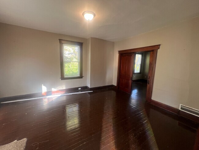 Photo - Updated and Spacious! Unidad 3498 Boudinot  1