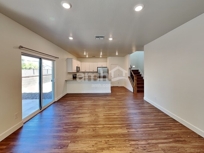 Photo - 614 W Hackamore Ave