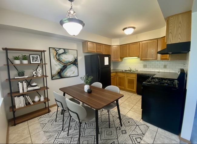 Building Photo - 2 Bed/1.5 Bath Ground floor Unit IVA33