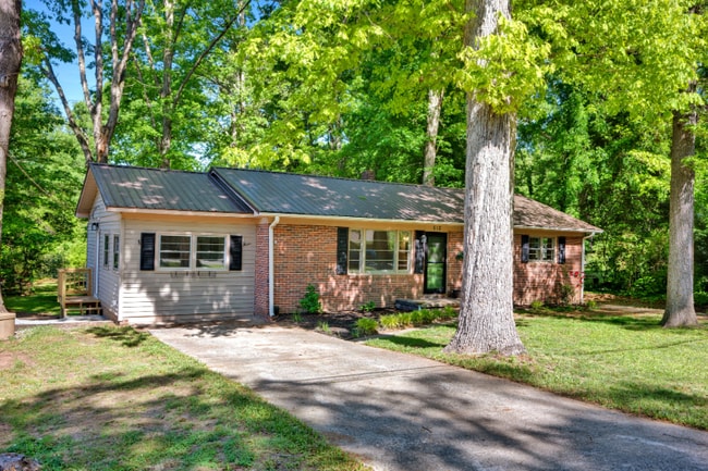 Building Photo - 612 Summerow Rd Rental