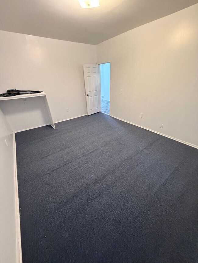 Photo - 3.. 2... 1 >> Three Beds , and One Bath