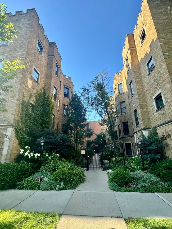 Building Photo - 1214 W Jarvis Ave Unit 1N Rental