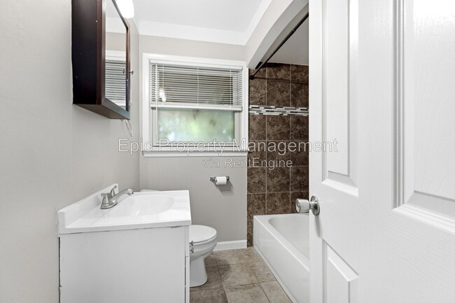 Photo - 812 Riverbank St