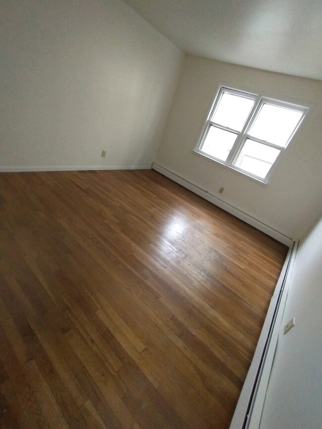 #1 Bedroom - 37 Grant St