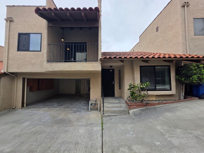 Building Photo - Beautiful 3 Bed, 2 Bath condo with 2 car garage & laundry Unit 10