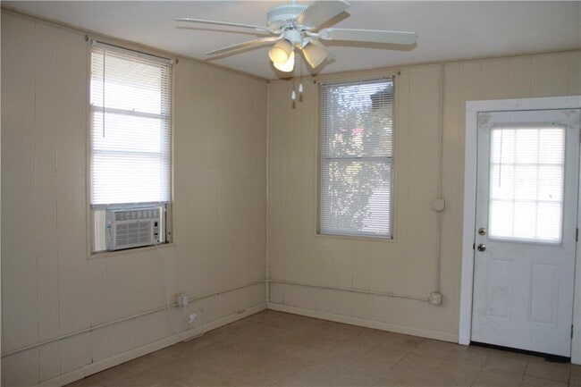 Photo - 906 Haysel St