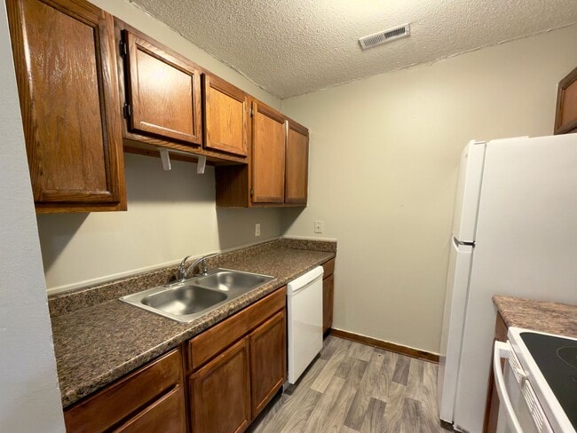 Photo - 2146 Charles St