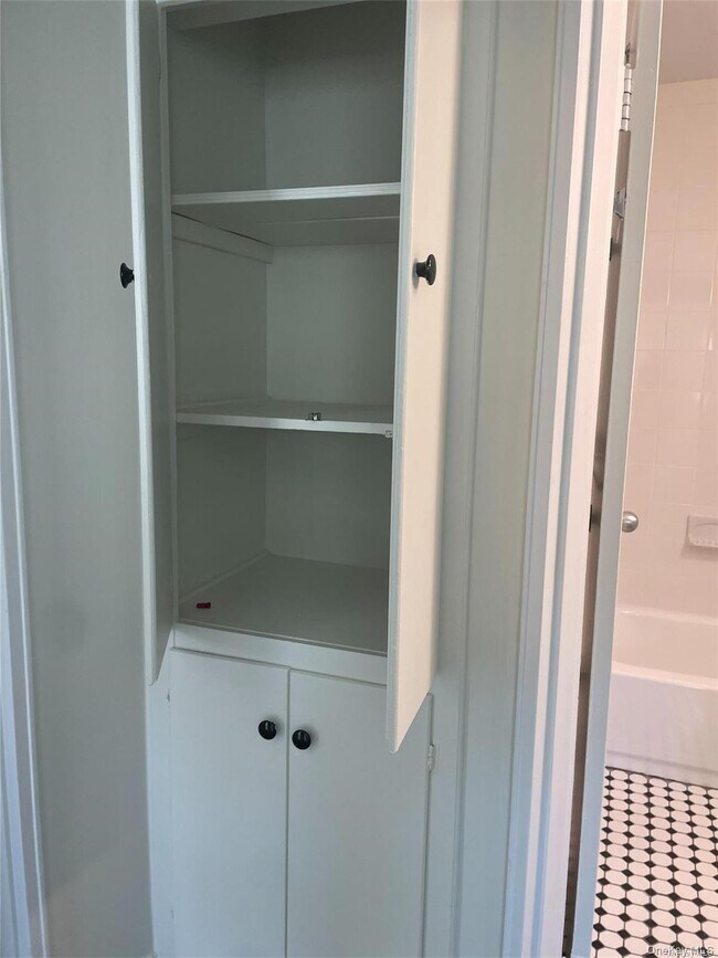 Photo - 149-54 Weller Ln