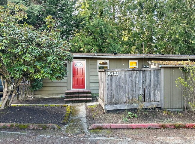 Building Photo - 523 Madison St Unit 1