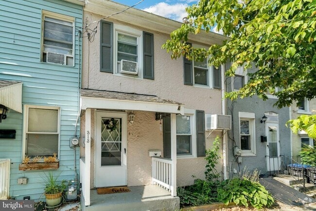 Building Photo - Spacious 3-Bedroom Home with Deck and Bonu...