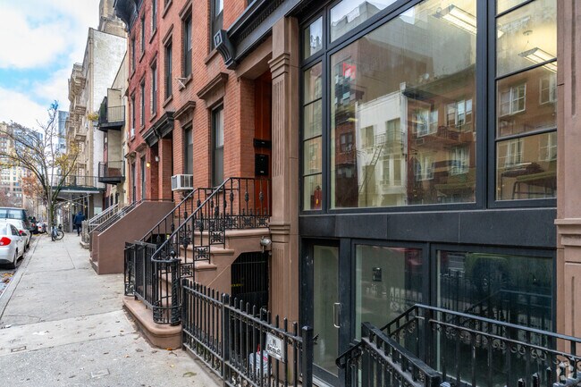 Photo - 364-366 W 30th St