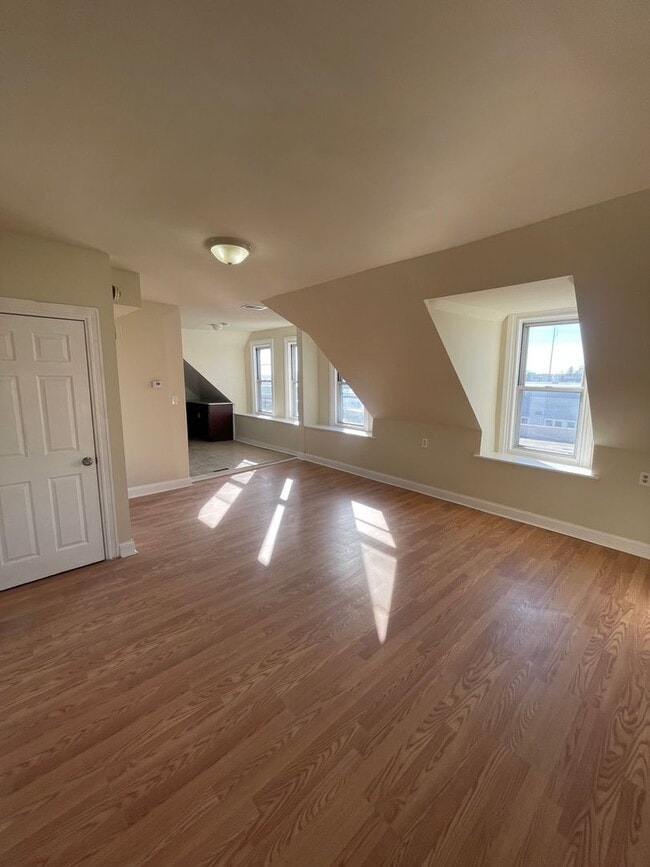 Building Photo - UPDATED 1 BED 1 BATH 2ND FLOOR APARTMENT Unit 9413 BUSTLETON AVE B