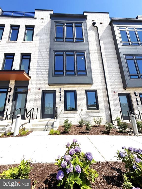 33 Lower Service Ct NW