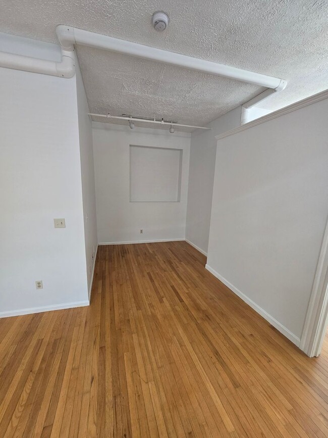 Photo - Beautiful and Spacious 1 Bedroom Apartment DOWNTOWN! MUST SEE! Unit 303