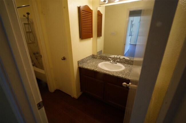 Building Photo - 8587 Sands Point Dr Unit 106 Rental