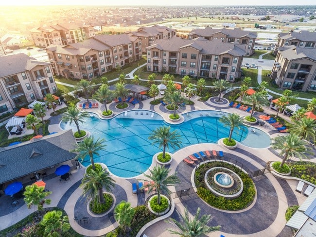 Main Pool Overview - The Commons at Hollyhock