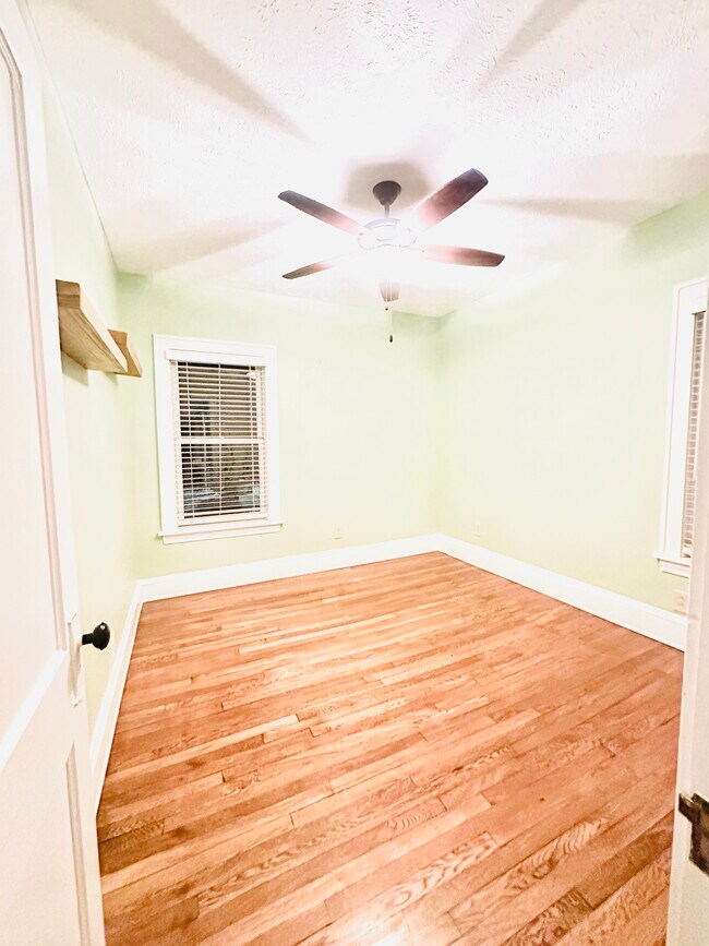 Photo - 1303 W 102nd St