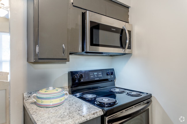 2BR, 2BA - 925 SF