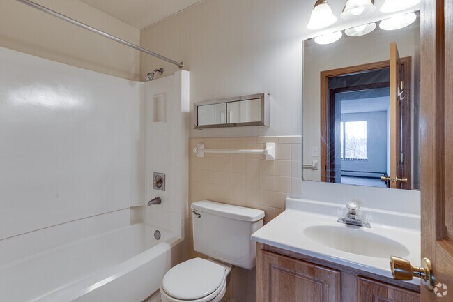 2BR, 2BA - 1,115SF - Primary Bathroom