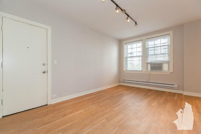 Photo - 537 W Belmont Ave Apartments