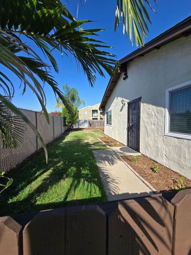 Building Photo - Charming 3 BR / 2BA with a large yard and ... Rental
