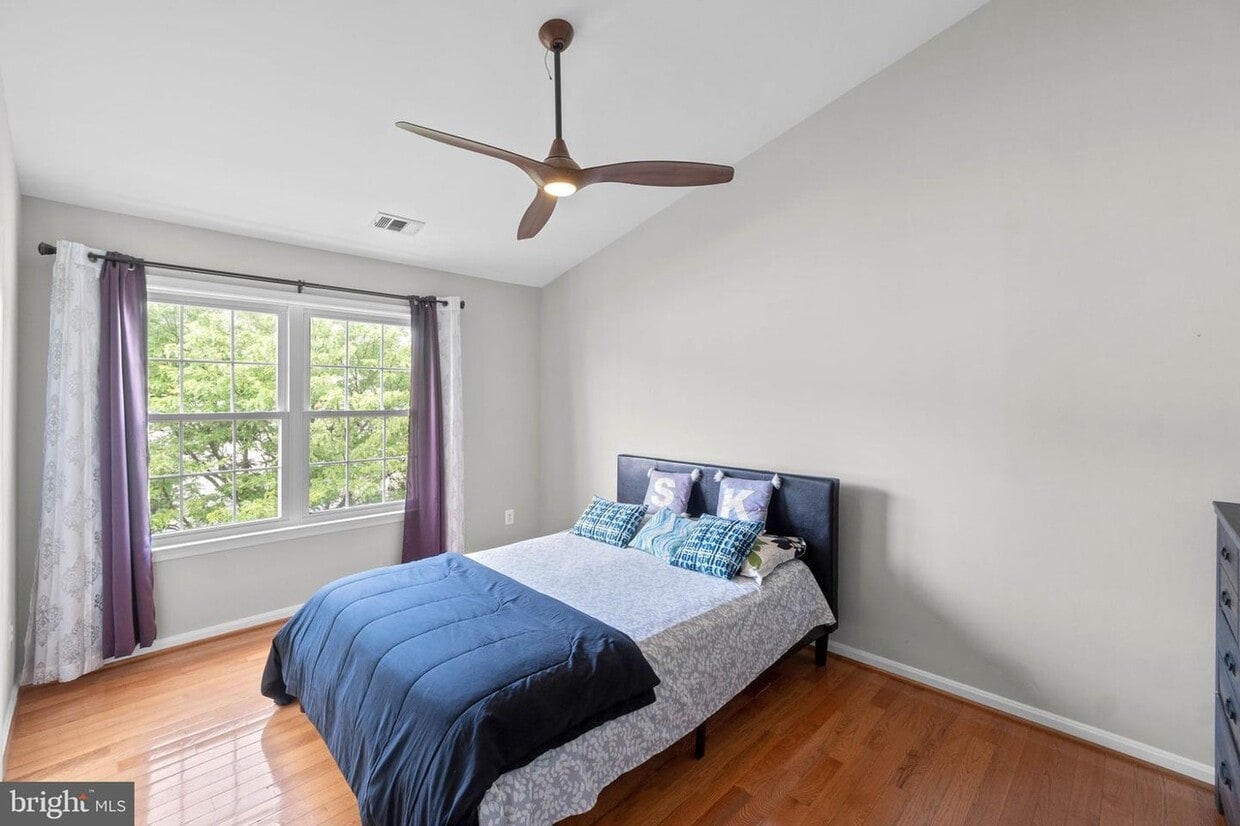 Photo - 2478 Wheat Meadow Cir (Herndon, VA)