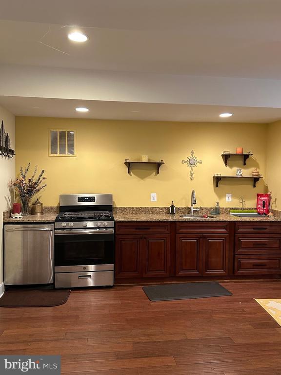 Building Photo - 41857 Rawnsley Dr