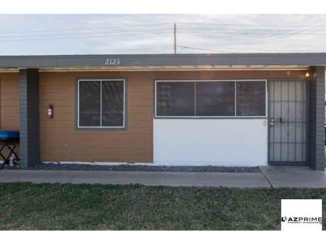 Building Photo - Introducing this Delightful Phoenix 2/1 Apartment Unit!