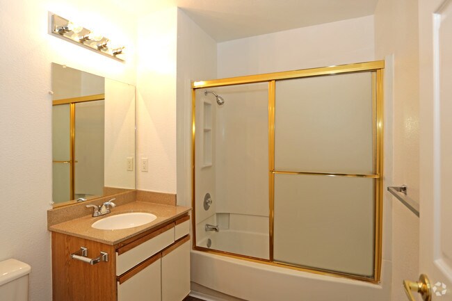 1BD, 1BA (Loft) - 970 SF