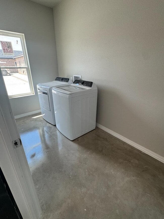 Photo - 700 West St