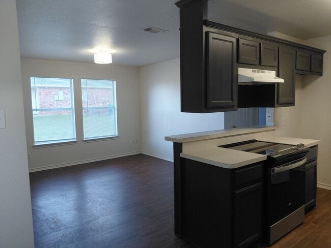 Photo - Adorable 3-bedroom, 2-bath featuring a fresh interior with modern finishes.
