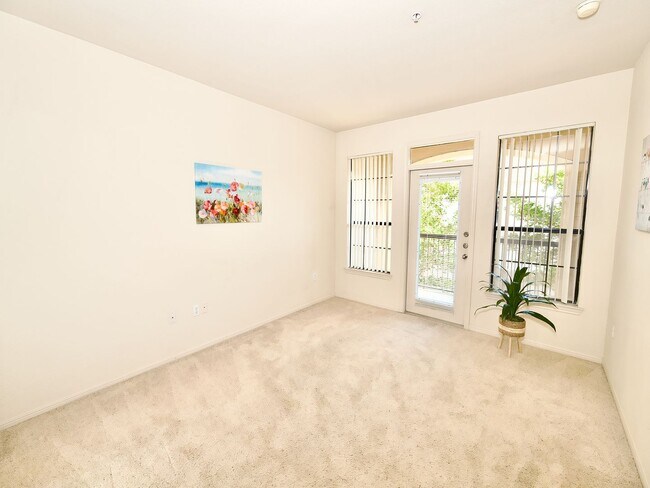 Photo - Luxury One Bedroom Condo Near Towne Center Unidad 10202
