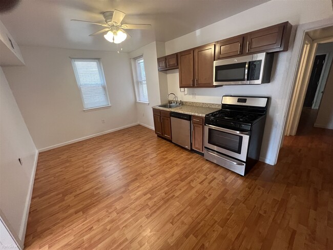 2 br, 1 bath 4plex - (Dormont) CLOSE to Tr... - 2 br, 1 bath 4plex - (Dormont) CLOSE to Tr... Rental