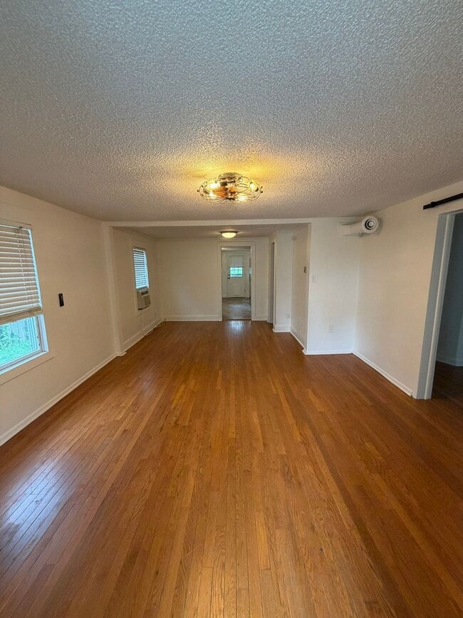 Photo - Charming 2 Bed 1 Bath Home with Fenced Backyard in Excelsior Springs