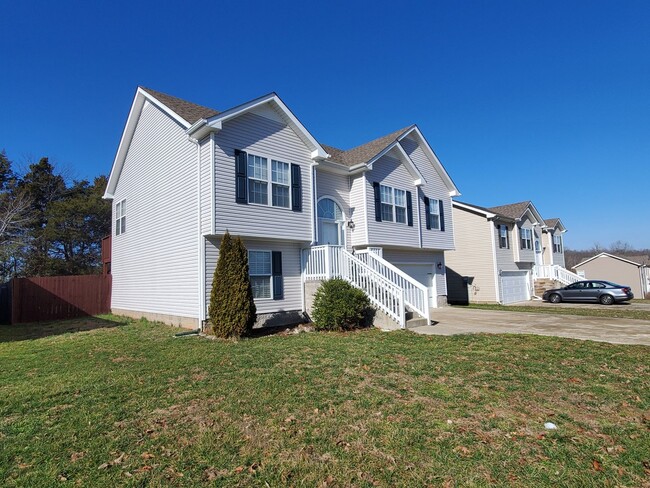 Photo - 5 Bedrooms 3 Bathroom Split Foyer