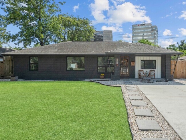 Building Photo - 1119 W 30th St