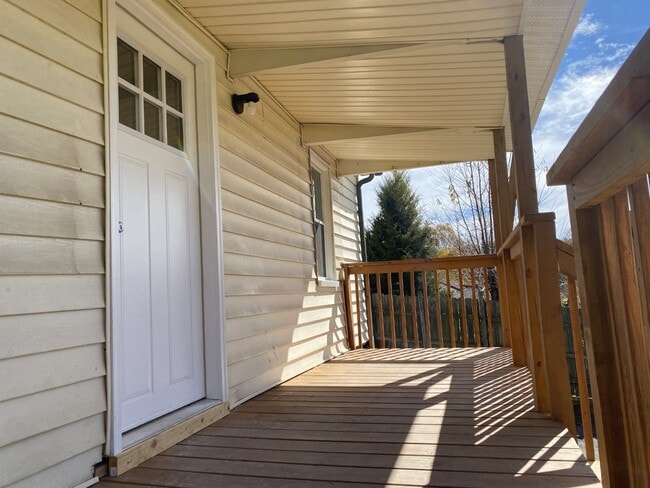 Photo - 1471 E State St