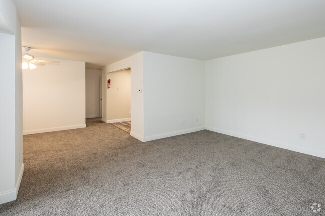 1BR, 1BA - 900 SF