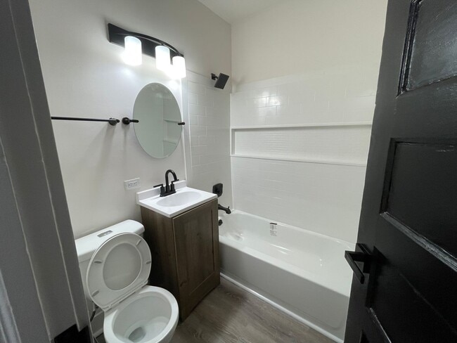 Photo - 122-124 E Lloyd Unit 124 E Lloyd (lower)