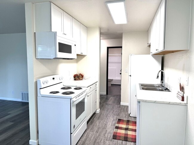 Photo - FULLY REMODELED * 1 BED / 1 BATH Unit 166