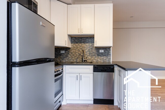 Building Photo - 511 W Belmont Ave Unit 28