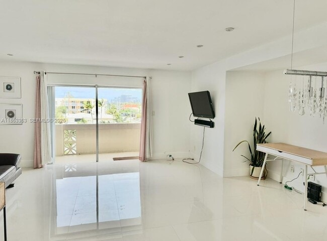 Building Photo - 8400 Byron Ave Unit 5D