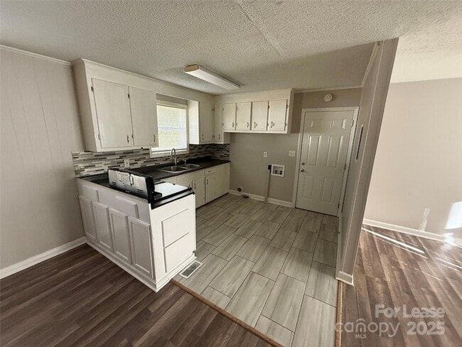 Photo - 431 Red Tip Ln