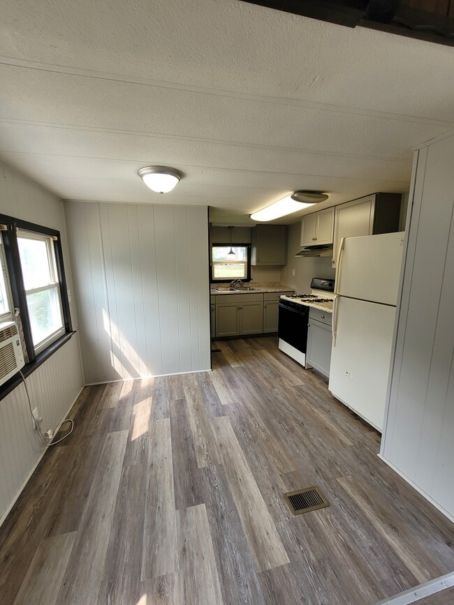 Building Photo - 1100 Pines Rd Rental