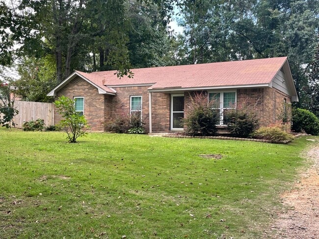 Building Photo - Country Living 3/2 in Wetumpka
