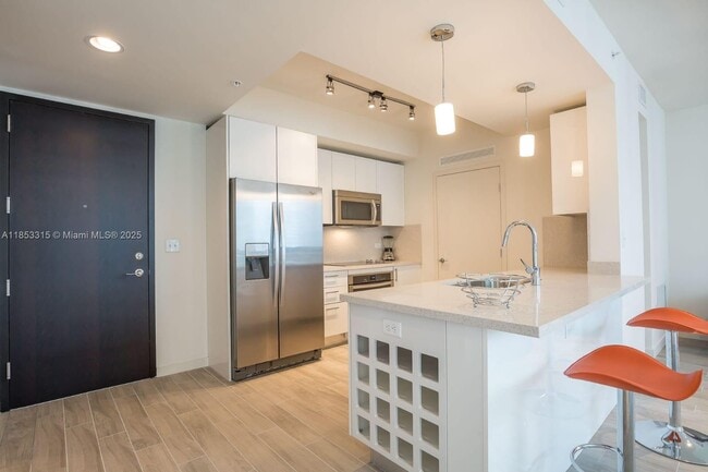 Building Photo - 999 SW 1st Ave Unit 1715 Rental