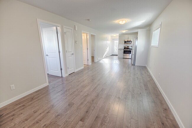 Photo - 735 Coalbrook Close W Unit 2-735 Coalbrook Close W