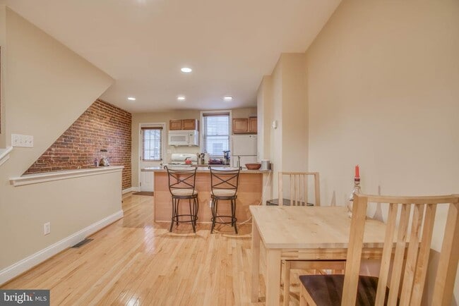 Photo - 1834 Light St